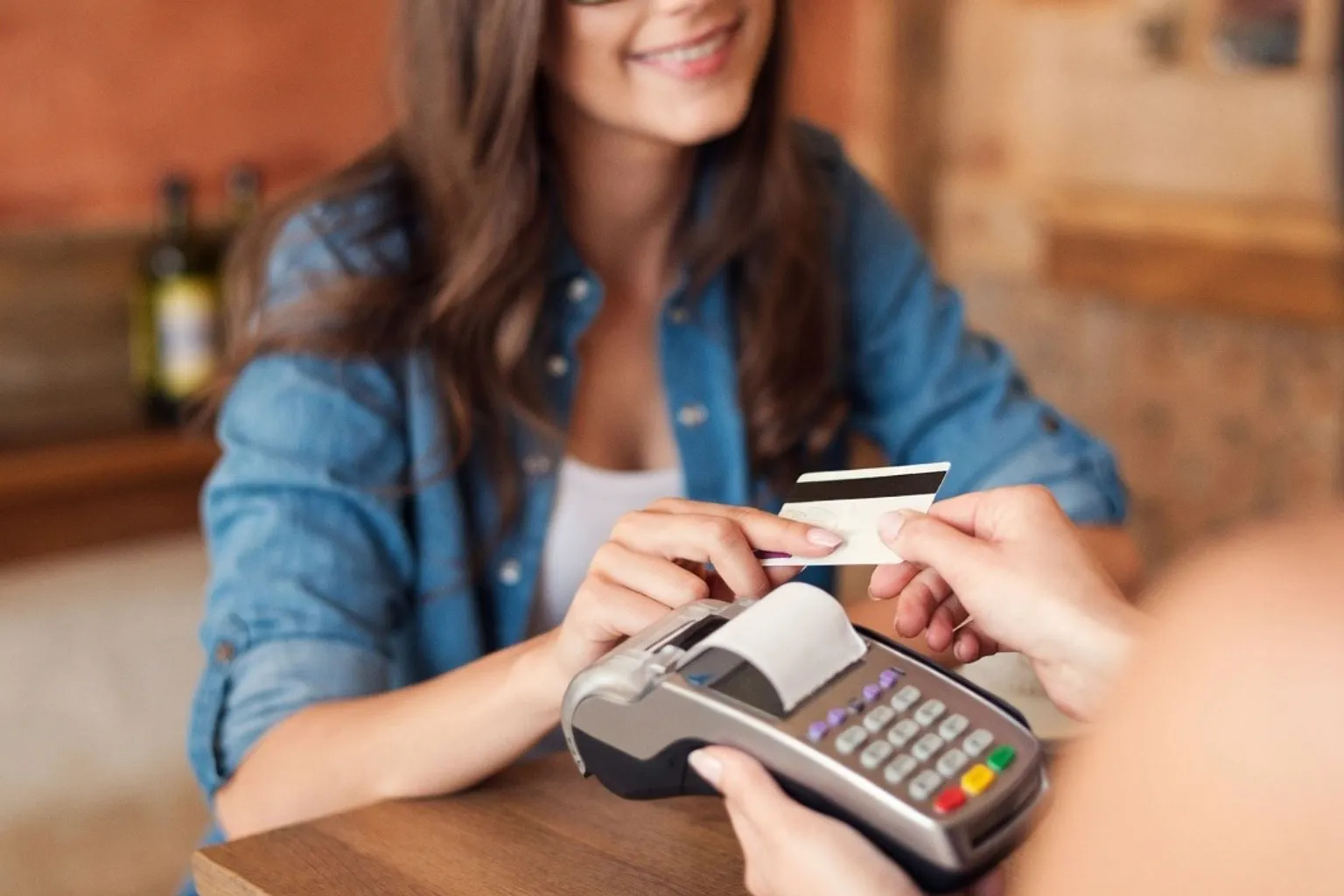 El Gobierno evalúa el uso de pagos digitales en el pequeño comercio para su modernización
